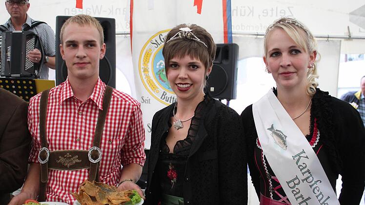 Lukas Jakob (links) präsentiert offiziell den ersten Aischgründer Spiegelkarpfen der Saison. Karpfenprinzession  Katrin I. und Karpfenkönigin  Barbara I. assistieren ihm bei seiner Aufgabe. Fotos: Sonja Werner