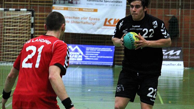 Eins gegen eins. Rödelsees Maxi Häckner versucht an seinem Gegenspieler vorbeizukommen. Foto: Krumpholz