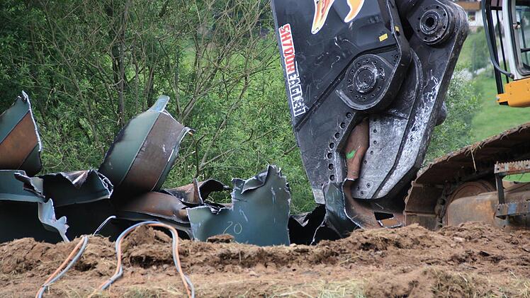 Ein Bagger zerteilt den Überbau in handliche Stücke. 1200 Tonnen sind bereits verkauft und werden bald abgeholt.