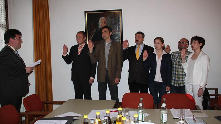 Bürgermeister Udo Dauer vereidigte die neuen Stadträte Matthias Müller, Jürgen Dietz, Michael Bienlein, Jasmin Schardt, Jochen Schäfer und Julia Spörlein. Fotos: Stephan Stöckel