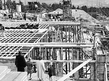 Der Baufortschritt an der Großbaustelle wurde zwischen 1952 und 1954 gerne auch von den Familien des Ortes mitverfolgt. Fotos: Stadtarchiv