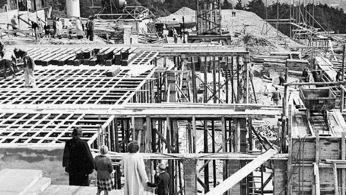 Der Baufortschritt an der Großbaustelle wurde zwischen 1952 und 1954 gerne auch von den Familien des Ortes mitverfolgt. Fotos: Stadtarchiv