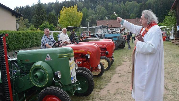 Pater Waldemar Brysch ging von Fahrzeug zu Fahrzeug und erteilte Fahrer und Traktor, aber auch Familienangehörigen und Kindern den Segen. Foto: Karl- Heinz Hofmann