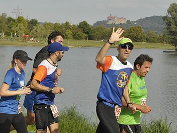 Nur noch zwei Kilometer bis ins Ziel. Eine Läufergruppe beim Motor-Nützel-Lauf an der Kieswäsch. Foto: Karl Heinz Weber