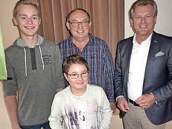 Auszeichnung beim Sonnenblumenwettbewerb (v. l.): Christian Detsch, Maurizio Juliano, Vorsitzender Gerhard Ramming sowie Bürgermeister Rainer Detsch Foto: Gerd Fleischmann