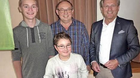 Auszeichnung beim Sonnenblumenwettbewerb (v. l.): Christian Detsch, Maurizio Juliano, Vorsitzender Gerhard Ramming sowie Bürgermeister Rainer Detsch Foto: Gerd Fleischmann