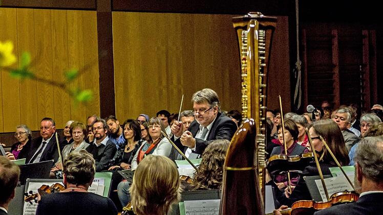 Reichlich Beifall gab es für das Orchester der Musikfreunde Neustadt unter der Leitung von Hans Stähli. Foto: Jochen Berger
