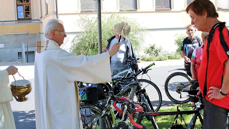 Die Fahrräder segnete Pater Matthias Scheer nach dem Gottesdienst unter freiem Himmel. Foto: Dieter Britz