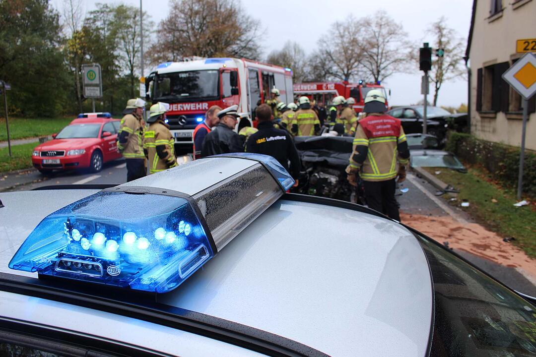 Frau wird bei Crash in Bayreuth im Auto eingeklemmt