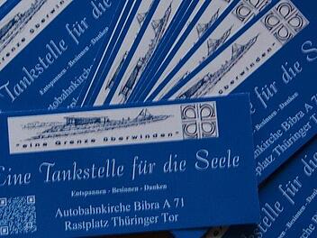 Autoaufkleber werben künftig für die kleine Kirche an der Autobahn A 71. Vorhanden ist dort auch ein QR-Code, mit dem man auf die Internetseite der Kirche gelangt.  Foto: Hanns Friedrich