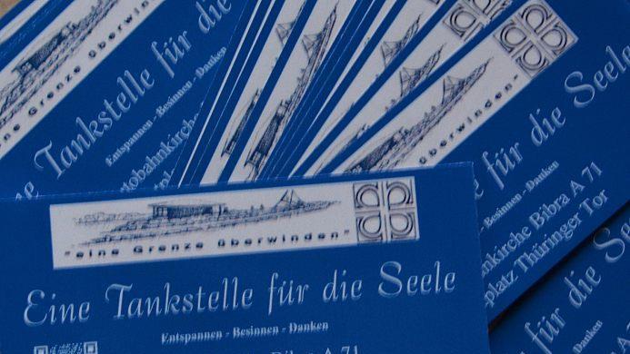 Autoaufkleber werben künftig für die kleine Kirche an der Autobahn A 71. Vorhanden ist dort auch ein QR-Code, mit dem man auf die Internetseite der Kirche gelangt.  Foto: Hanns Friedrich