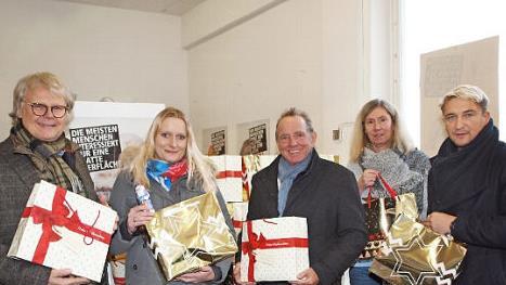 Der Lions Club Lichtenfels spendete 175 Geschenktaschen an die Kinder von Tafelkunden, von links: Lions-Präsident Dr. Uwe Fischer, Tafel-Projektleiterin Stefanie Renner, Lions-Fördervereinsvorsitzender Walter Mackert, Gisela Berner von der Tafel und Lions-Mitglied Michael Limmer.  Foto: Alfred Thieret