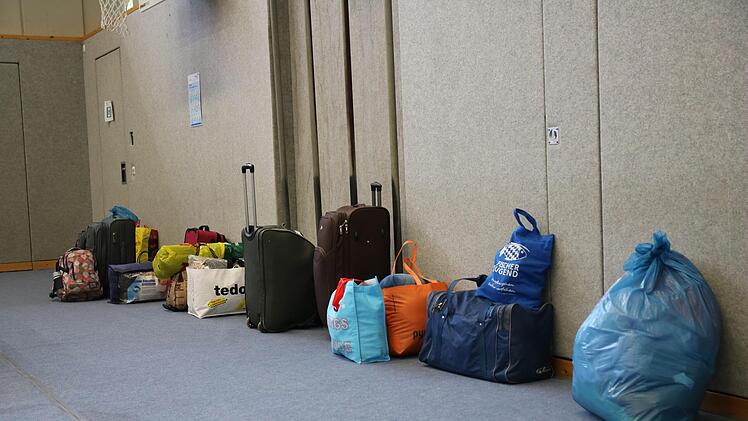 Kleine Koffer, Reisetaschen, Plastiktüten - viel Gepäck hatten die Menschen nicht dabei. Foto: Romy Denk