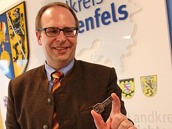 Landrat Christian Meißner hält einen USB-Stick in der Hand, auf dem Informationen über dem Landkreis gespeichert sind. Er gehört zu einem Faltblatt, mit dem das Landratsamt die Region Lichtenfels jungen Famlien vorstellt. Foto: Tobias Kindermann