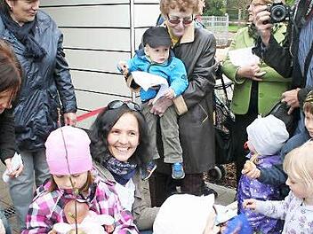 Krippenleiterin Lydia Alberth (Mitte mit Sonnenbrille) verteilte Blumenzwiebeln an die jüngsten Gemeindebürger: Wie die Zwiebeln sollen die Kinder erblühen und sich entfalten. Foto: Seeger