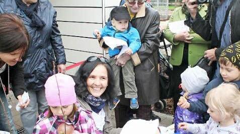 Krippenleiterin Lydia Alberth (Mitte mit Sonnenbrille) verteilte Blumenzwiebeln an die jüngsten Gemeindebürger: Wie die Zwiebeln sollen die Kinder erblühen und sich entfalten. Foto: Seeger