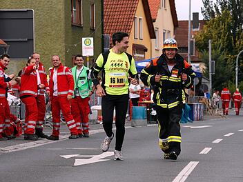 Matthias Skapczyk (r.) mit Atemschutzanzug unterwegs, begleitet von Marcos Daemon. Fotos: Matthias Hoch