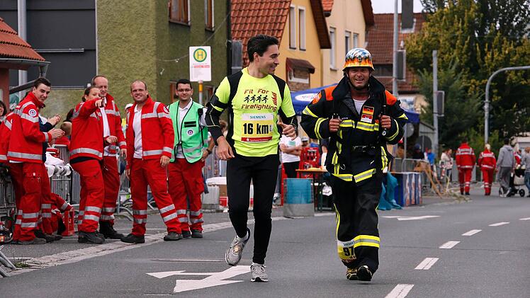 Matthias Skapczyk (r.) mit Atemschutzanzug unterwegs, begleitet von Marcos Daemon. Fotos: Matthias Hoch