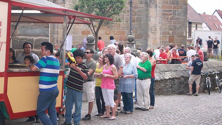 Die Schlange an der Bratwurstbude reist so schnell nicht ab. Immerhin gibt es nur heute die eigens kreierten Laurentiusbratwürste. Foto: Katharina Becht