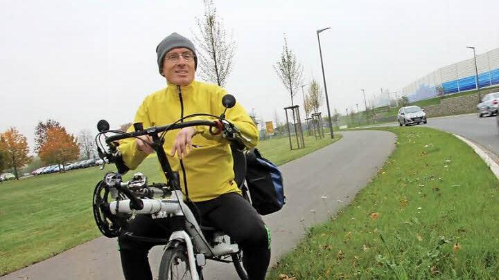 Andreas Scherer steht an der Stelle, wo er mit dem Rad die Straße queren musste, um auf den vorgeschriebenen Radweg zu gelangen. Jetzt sind die Schilder nach einem Gerichtsbeschluss verschwunden.  Fotos: kdm