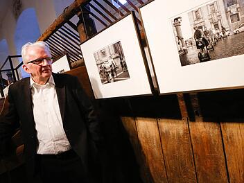 Fotograf Ulrich Weichert vor seinen Exponaten Fotos: Matthias Hoch