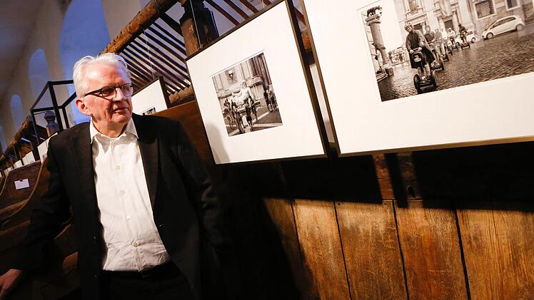 Fotograf Ulrich Weichert vor seinen Exponaten Fotos: Matthias Hoch