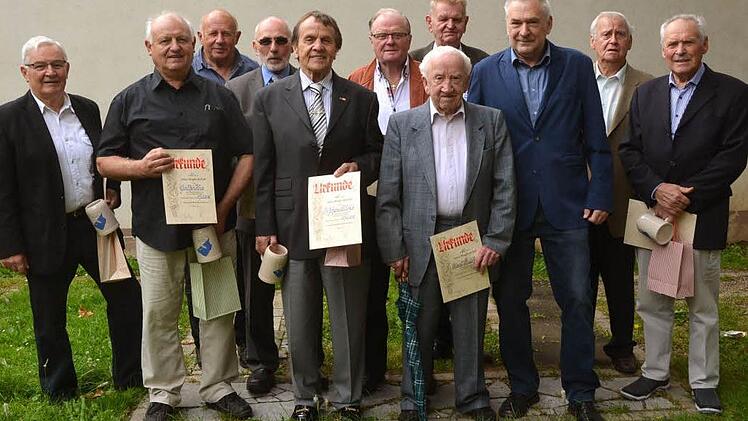 "Halb Garitz wurde geehrt" beim 125-jährigen Stiftungsfest des Rauchclub "Wittelsbach 1891" Garitz. Auf unserem Foto die für 40-, 50- und 60-jährige Mitgliedschaft Geehrten zusammen mit Vereinsvorsitzendem Norbert Metz (3. v.rechts) Foto: Peter Rauch