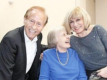 Feierten im Kongresshaus kurz und herzlich Wiedersehen: Michael Holm, Hannelore Ilse und Mary Roos (von links). Foto: Simone Bastian