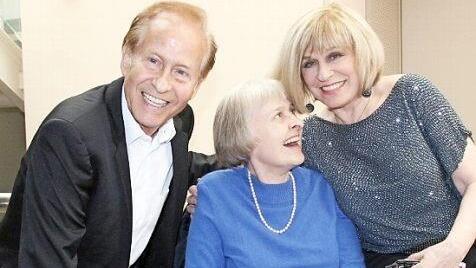 Feierten im Kongresshaus kurz und herzlich Wiedersehen: Michael Holm, Hannelore Ilse und Mary Roos (von links). Foto: Simone Bastian