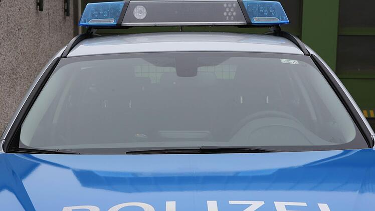 Die Polizei dein Freund und Helfer: Eine Streifenbesatzung der Hammelburger Polizei brachte einen 18-J&auml;hrigen, der mit seinem Pkw liegen geblieben war, gerade noch rechtzeitig zu seiner Abi-Pr&uuml;fung. Foto: Symbolbild