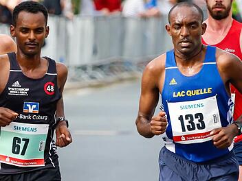 Addisu Wodajo (li.) vom TV Coburg setzte sich 2016 beim FSM in 2:29:37 Stunden vor Berhanu Tola (re., LAC Quelle Fürth, 2:31:07) durch. Vor zwei Jahren gewann ihr äthiopischer Landsmann Nagahoo. Foto: Matthias Hoch