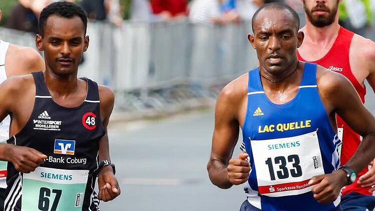 Addisu Wodajo (li.) vom TV Coburg setzte sich 2016 beim FSM in 2:29:37 Stunden vor Berhanu Tola (re., LAC Quelle Fürth, 2:31:07) durch. Vor zwei Jahren gewann ihr äthiopischer Landsmann Nagahoo. Foto: Matthias Hoch