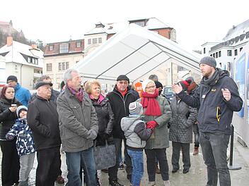 Oliver Gack von der Kulmbacher Stadtverwaltung  stand den interessierten Besuchern beim Tag der offenen Baustelle Rede und Antwort. Der Zentralparkplatz solle barrierefrei werden, erklärte er. Foto: Sonny Adam