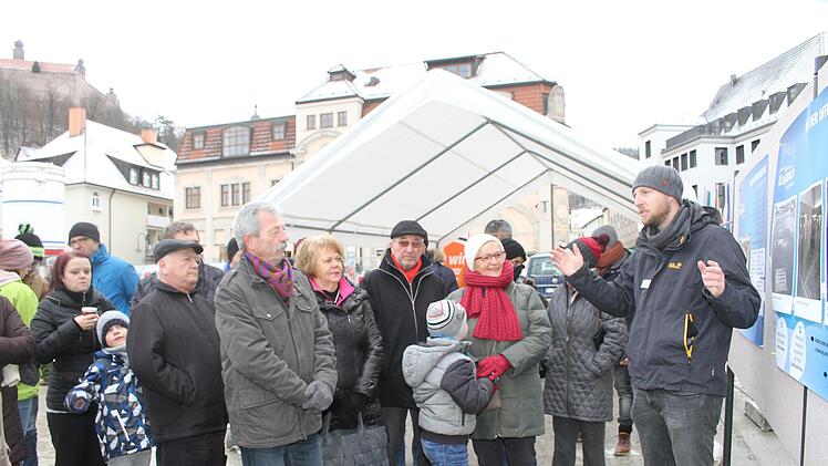 Oliver Gack von der Kulmbacher Stadtverwaltung  stand den interessierten Besuchern beim Tag der offenen Baustelle Rede und Antwort. Der Zentralparkplatz solle barrierefrei werden, erklärte er. Foto: Sonny Adam