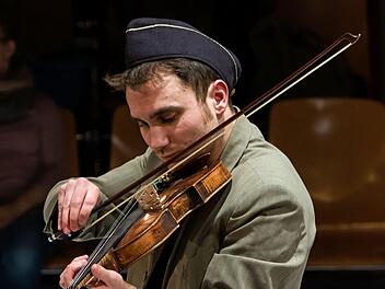 "Die Geschichte vom Soldaten": Valentin Kleinschmidt verkörpert in Coburger die Titelpartie.Proben-Foto Jochen Berger