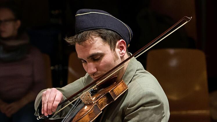 "Die Geschichte vom Soldaten": Valentin Kleinschmidt verkörpert in Coburger die Titelpartie.Proben-Foto Jochen Berger