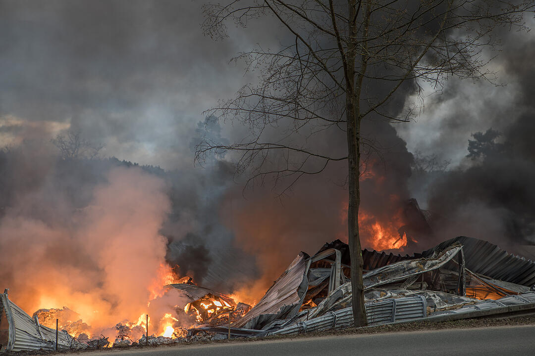 Giftige Rauchwolke über Mittelfranken: Lagerhalle in Roth steht in Flammen