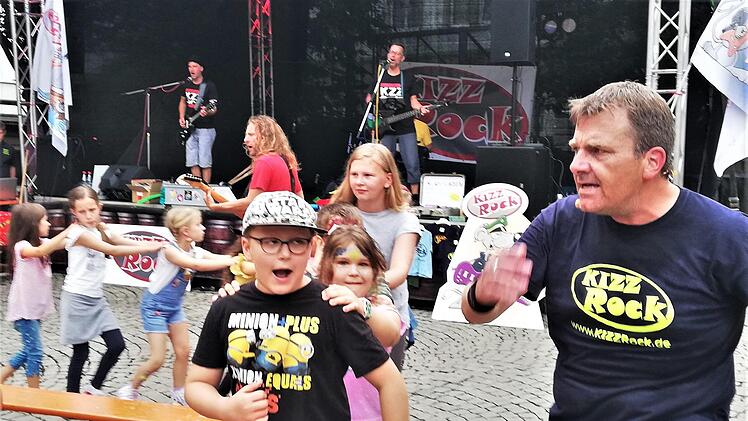 Vollen Einsatz zeigten Sänger Klaus Schreiber und die Band Kizzrocks. Sigismund von Dobschütz