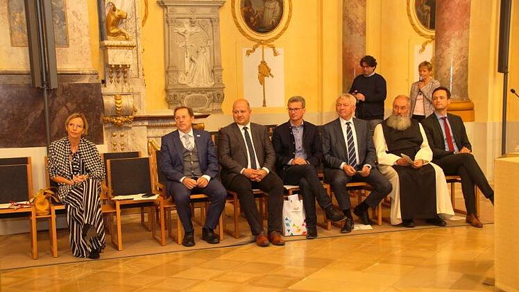 Hören aufmerksam der Predigt des Abtes zu (von links): Birgit Kastner, MdL Hans Herold, MdL Holger Dremel, Minister Bernd Sibler, Landrat Johann Kalb,Pater Branko und der Schweinfurter Landrat Florian Töpper.Joseph Beck
