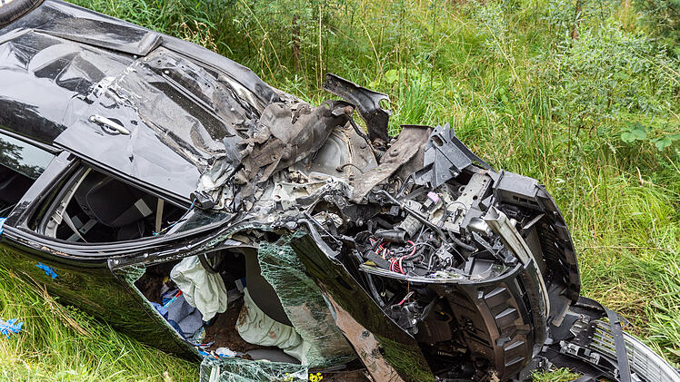 Auto ger&auml;t auf Gegenfahrbahn: drei Verletzte