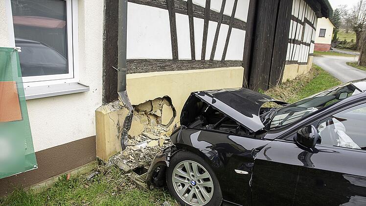 Igensdorf: Mann prallt mit Auto gegen Scheune und stirbt