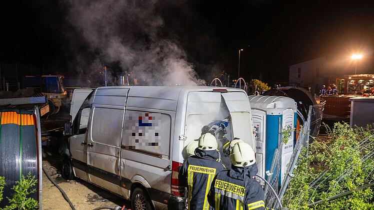 Rattelsdorf: Unbekannte setzen mehrere Baumaschinen in Brand - 300.000 Euro Schaden