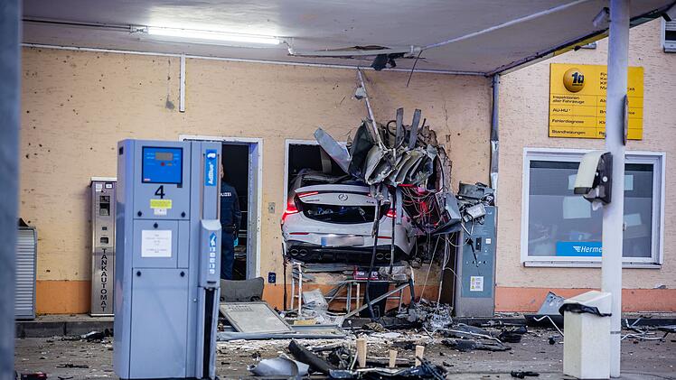 Nürnberg: Auto rast in Tankstelle