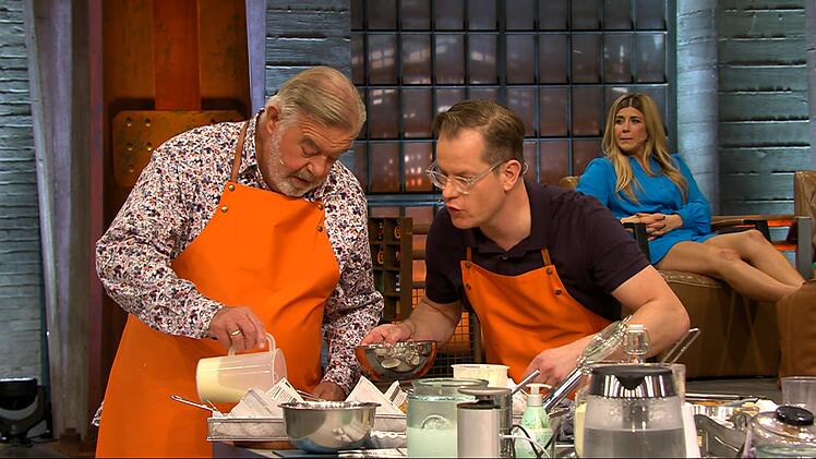 Der niederl&auml;ndische Moderator Harry Wijnvoord (links) und Traditionskoch Jasper Meijer forderten Henssler zu "Fritten, Frikandel, Kipcorn, Kaassouffl&eacute; und zwei So&szlig;en" heraus.