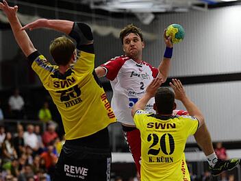 Nimmt es mit zwei Gegenspielern auf: Bad Neustadts Michal Panfil im Duell mit dem Northeimer HC.  Foto: Anand Anders