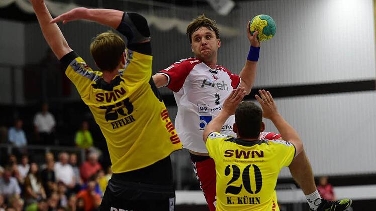 Nimmt es mit zwei Gegenspielern auf: Bad Neustadts Michal Panfil im Duell mit dem Northeimer HC.  Foto: Anand Anders