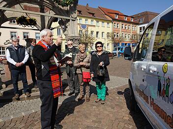 Pfarrer Edwin Erhard segnet den Bus und wünscht allen eine gute Fahrt. Foto: Arkadius Guzy