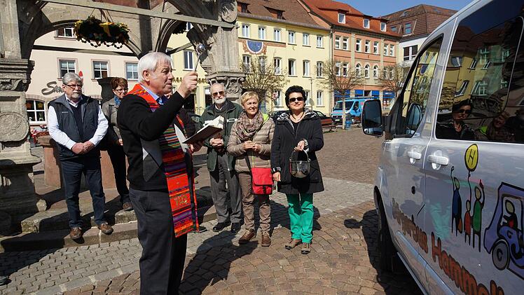 Pfarrer Edwin Erhard segnet den Bus und wünscht allen eine gute Fahrt. Foto: Arkadius Guzy