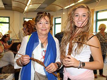 Maria Speranzini (links) und Eleonora Di Rocchi sind mit ihren ersten Flechtversuchen zufrieden.  Foto: Gerda Völk