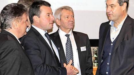 Staatsminister Markus Söder (rechts) bei der Sitzung der Regionalen Planungsverbände im Gespräch mit dem Hofer Oberbürgermeister Harald Fichter und dem Bamberger Landrat Johann Kalb. Links im Bild der Kulmbacher Landrat Klaus Peter Söllner. Foto: Katharina Müller-Sanke